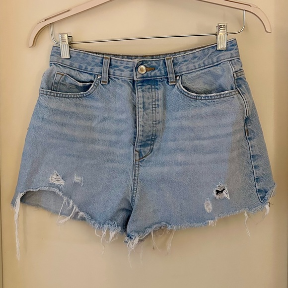 ZARA High Rise Distressed Denim Shorts Size 6 - Picture 1 of 3